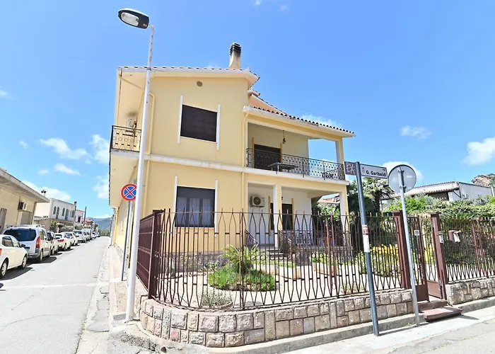 Izzhome Trihappy Apartment *